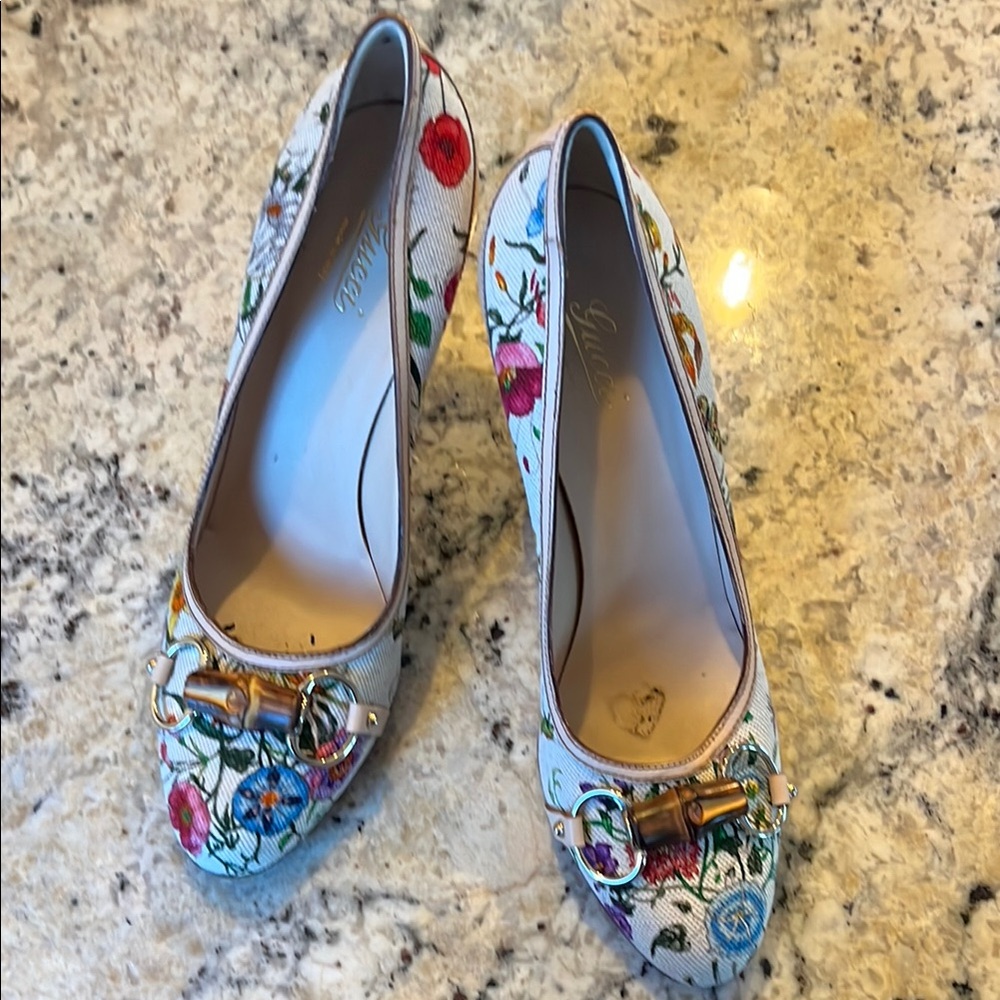 Gucci White Heels Elegant Design